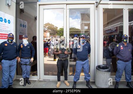 Johannesburg, Südafrika. März 2021, 26th. Polizei und Sicherheitskräfte stehen während eines Protestes auf der Wache.Protestierende versammelten sich vor dem Boulders Shopping Center in Midrand, Südafrika, als Reaktion auf einen Manager, der einen Mann in traditioneller Ndebele Kleidung konfrontierte und ihn bat, einen Clicks Store in der Mall zu verlassen. (Foto: Thabo Jaiyesimi/SOPA Images/Sipa USA) Quelle: SIPA USA/Alamy Live News Stockfoto
