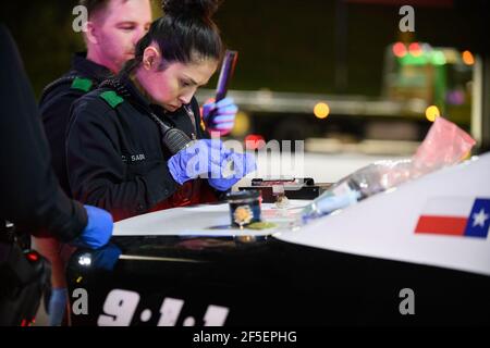 25. März 2021: CYNTHIA SABI, Polizist der Polizeibehörde von Dallas, saß in der Schlange im McDonalds Drive-up am McDonald's auf der Grand Avenue @ Interstate 30, als etwas über den Pick-up Truck vor ihrem Kader-Wagen etwas "weg" schien. Sie rannte den Teller, und er kam als gestohlen aus Fort Worth.innerhalb von Minuten, zusätzliche Offiziere überschwärmte den Parkplatz und verhaftete den Fahrer. Er wurde wegen des gestohlenen Trucks und des Drogenbesitzes in Gewahrsam genommen. Sein Beifahrer wurde auf seine eigenen Mittel verlassen, um nach Hause zu kommen.Dosen mit schwarzer Sprühfarbe wurden im LKW-Bett gefunden. Da war das ta des Malers Stockfoto