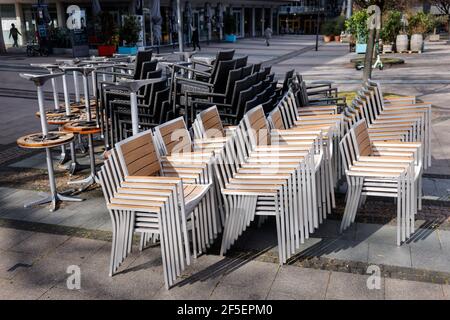 Essen, Nordrhein-Westfalen, Deutschland - leere Einkaufsstraßen bei der zweiten Sperre, Corona-Krise, geschlossene Restaurants und Geschäfte am Kennedyplatz. Stockfoto