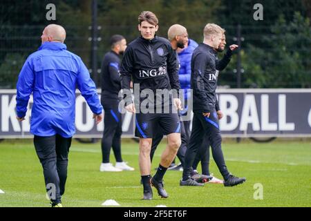 ZEIST, NIEDERLANDE - MÄRZ 26: Marten de Roon aus Holland während der Niederländischen Trainings- & Pressekonferenz auf dem KNVB Campus am 26. März 2021 in Zeist, Stockfoto