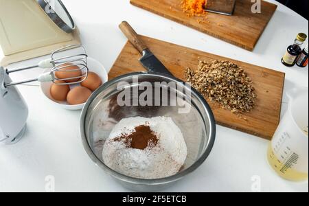 Draufsicht auf einen Tisch voller Vorräte und Zutaten Zum Kochen Stockfoto