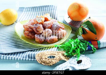 Gebratene Pfannkuchen mit Zitrone und Orange Stockfoto