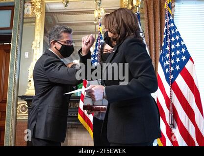 Vizepräsident Kamala Harris feiert im Anschluss an seine feierliche Vereidigung mit dem Gesundheits- und Sozialsekretär Xavier Becerra am Freitag, dem 26. März 2021, im Eisenhower Executive Office Building in Washington, DC. Foto von Kevin Dietsch/Pool/ABACAPRESS.COM Stockfoto