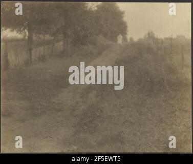 Landschaft mit weißer Figur steht in der Straße. Louis Fleckenstein (Amerikanisch, 1866 - 1943) Stockfoto