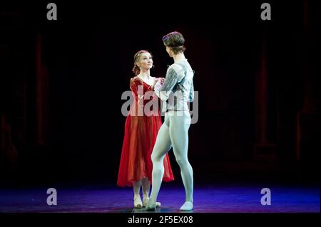 Vadim Muntagirov (Romeo) und Daria Klimentova (Julia) Proben in Englisch National Ballet's Romeo und Julia, in der Royal Albert Hall - London Stockfoto