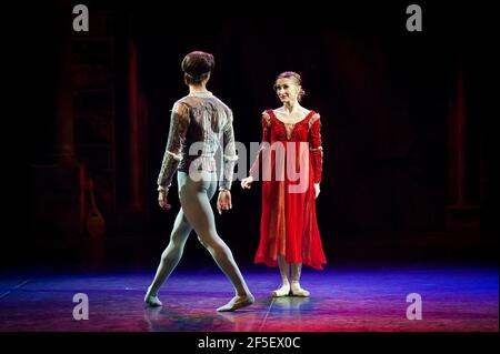 Vadim Muntagirov (Romeo) und Daria Klimentova (Julia) Proben in Englisch National Ballet's Romeo und Julia, in der Royal Albert Hall - London Stockfoto