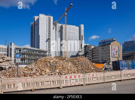 Essen, Nordrhein-Westfalen, Deutschland - Dekonstruktion eines Bürogebäudes, Abriss des ehemaligen RWE-Hochhauses Thyssenallee 2, des Y-Hochhauses Stockfoto
