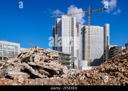 Essen, Nordrhein-Westfalen, Deutschland - Dekonstruktion eines Bürogebäudes, Abriss des ehemaligen RWE-Hochhauses Thyssenallee 2, des Y-Hochhauses Stockfoto