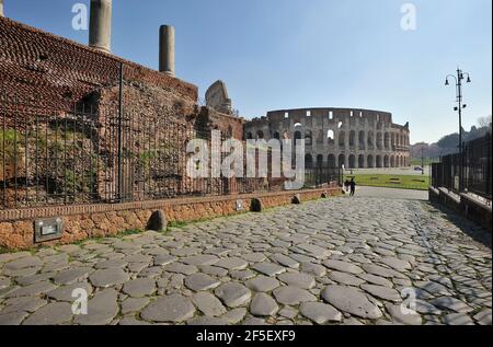 Italien, Rom, Forum Romanum, Via Sacra, Tempel der Venus und Rom und Kolosseum Stockfoto