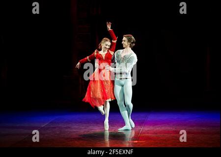 Vadim Muntagirov (Romeo) und Daria Klimentova (Julia) Proben in Englisch National Ballet's Romeo und Julia, in der Royal Albert Hall - London Stockfoto