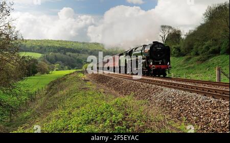 BR Standard Class pacific No 70013 Oliver Cromwell fährt mit der Welshman Railtour von Poole nach Cardiff durch Claverton. Stockfoto