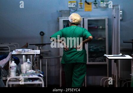 Sao Paulo, Brasilien. März 2021, 25th. Eine medizinische Assistentin arbeitet in einem Feldkrankenhaus für Corona-Patienten mit 110 Betten. Quelle: Andre Lucas/dpa/Alamy Live News Stockfoto
