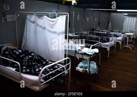 Sao Paulo, Brasilien. März 2021, 25th. In einem Feldkrankenhaus mit 110 Betten sind Patienten stationär, die eine Behandlung des Coronavirus benötigen. Quelle: Andre Lucas/dpa/Alamy Live News Stockfoto