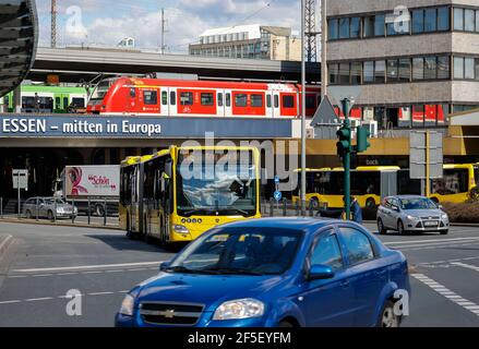 Essen, Nordrhein-Westfalen, Deutschland - verschiedene Verkehrsmittel in der Innenstadt, Busse, Züge und Autos am Essener Hauptbahnhof. Stockfoto