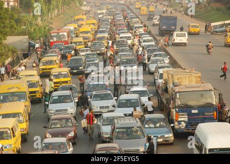 18. Lagos Metro: Nigeranische Jugendliche verkaufen ihre Waren innerhalb des Verkehrs von Lagos, Nigeria. Stockfoto