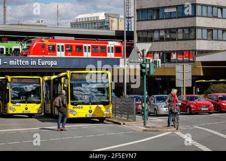 Essen, Nordrhein-Westfalen, Deutschland - verschiedene Verkehrsmittel in der Innenstadt, Busse, Züge, Fahrräder und Autos am Essener Hauptbahnhof. Stockfoto