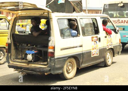 24. Lagos Metro: Mobile Vermarkter verwenden einen Generator, der ihren Lautsprecher mit Strom versorgt, während sie ihr Produkt in Lagos, Nigeria, bewerben. Stockfoto