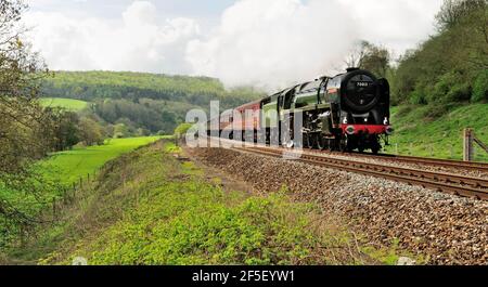 BR Standard Class pacific No 70013 Oliver Cromwell fährt mit der Welshman Railtour von Poole nach Cardiff durch Claverton. Stockfoto