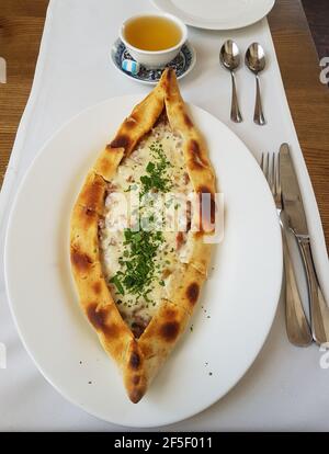 Traditionelle türkische Küche Kasarli Pide Boot-geformtes Fladenbrot mit Käse, Gewürzen und Kräutern Food Photography Stockfoto