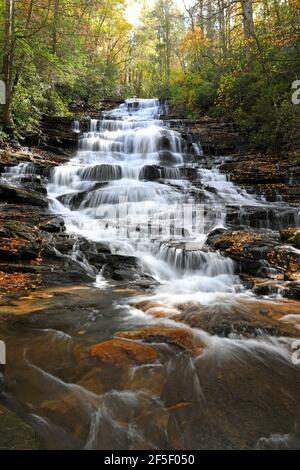 Minnehaha Falls ist eine Reihe von Kaskaden auf Falls Creek in Rabun County, Georgia. Der Wasserfall senkt sich etwa 100 Meter Stockfoto