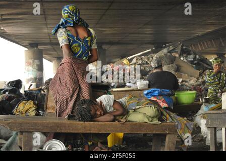 38. Lagos Metro: Familie schläft unter der Oyigbo-Brücke in Lagos Nigeria. Stockfoto