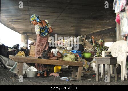 39. Lagos Metro: Familie schläft unter der Oyigbo-Brücke in Lagos Nigeria. Stockfoto