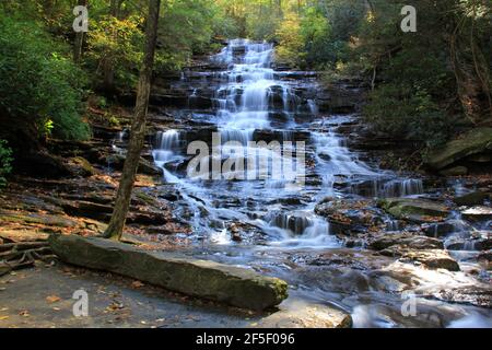 Minnehaha Falls ist eine Reihe von Kaskaden auf Falls Creek in Rabun County, Georgia. Der Wasserfall fällt etwa 100 Meter über abgestufte Felsen. Stockfoto