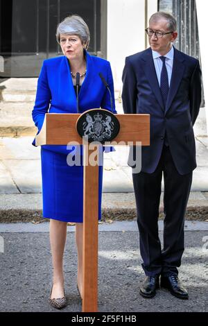 Britische Premierministerin Theresa May Abschiedsrede vor der Downing Street 10 mit Ehemann Philip May an ihrem letzten Tag im Amt, London, Großbritannien Stockfoto