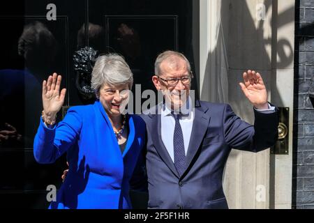 Die britische Premierministerin Theresa May winkt, ihr Ehemann Philip May vor 10 Downing Street, London, Großbritannien Stockfoto