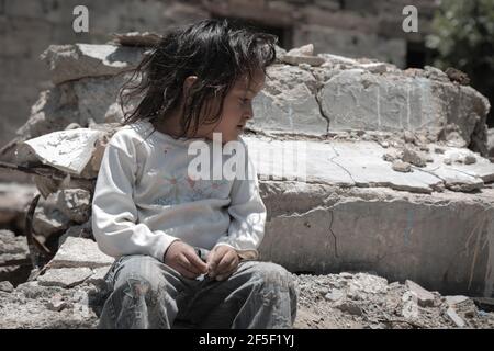 Taiz   Jemen   13 Apr 2017 : EIN trauriges Kind sitzt auf den Trümmern seines Hauses, das durch den Krieg im Jemen, Taiz, zerstört wurde Stockfoto