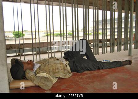 Obdachlose Jugendliche schlafen in einem Park, Lagos, Nigeria. Stockfoto