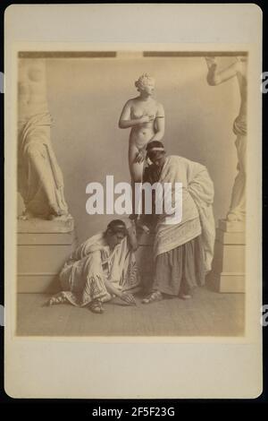 Zwei männliche Schüler in griechischem Kostüm vor einem Gipsabguss von Aphrodite im Besetzerraum der Pennsylvania Academy. Thomas Eakins (Amerikanisch, 1844 - 1916) Stockfoto