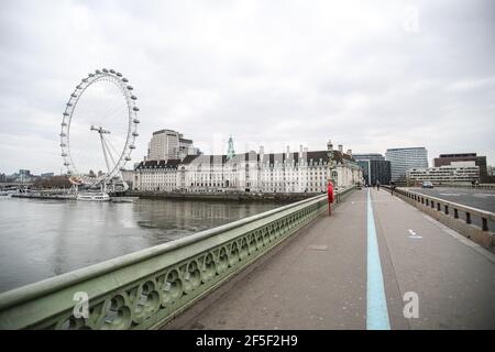 Allgemeiner Blick auf eine ruhige Westminster Bridge neben dem London Eye während des National Day of Reflection on the Jahrestag der ersten nationalen Schleusensperre Stockfoto