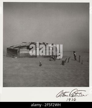 Landschaft mit Haus. Arthur Rothstein (Amerikanisch, 1915 - 1985) Stockfoto