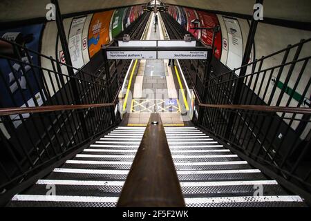 Allgemeine Ansicht einer ruhigen Plattform innerhalb der Clapham Common U-Bahn-Station, London, während des National Day of Reflection auf dem Jahrestag der Stockfoto