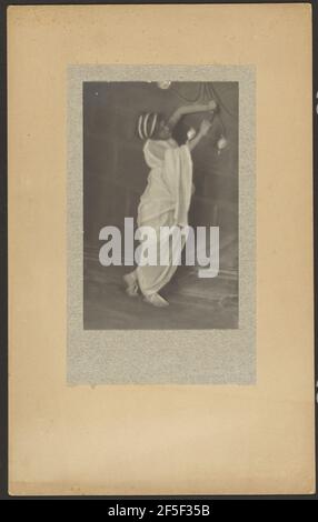 Modell in klassischem Kostüm. Louis Fleckenstein (Amerikanisch, 1866 - 1943) Stockfoto