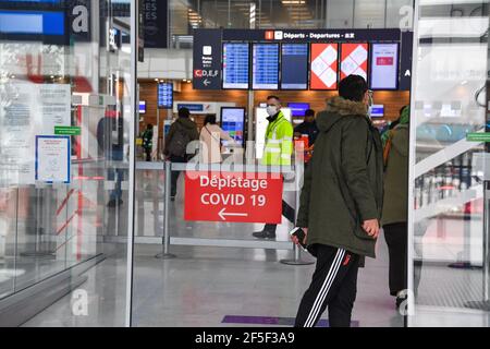 Paris, Frankreich. März 2021, 25th. Der Flughafen Paris Orly war während der Sperrung 3rd wegen der Covid-19-Epidemie fast leer. Paris, Frankreich am 25. März 2021. Foto von Lionel Urman/ABACAPRESS.COM Quelle: Abaca Press/Alamy Live News Stockfoto