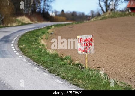 Schild auf einer Straße über Kinder spielen. Stockfoto