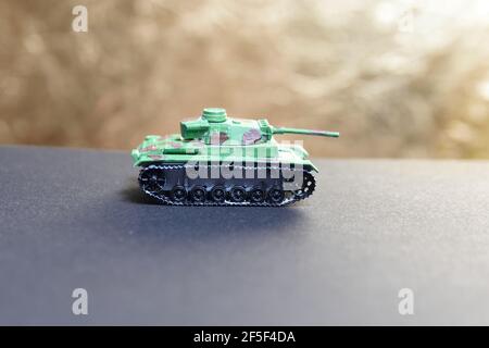 Geklebtes Spielzeug - Kunststofftanks aus dem 2nd. Weltkrieg. Deutscher Flammenwerfer. Stockfoto