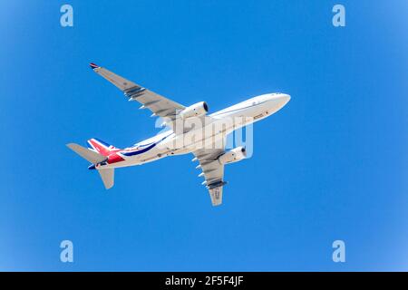 Der VIP Airbus A330 der Royal Air Force (RAF Voyager) fliegt über Athen, Griechenland, während der Parade zum 200. Jahrestag des griechischen Unabhängigkeitskrieges. Stockfoto