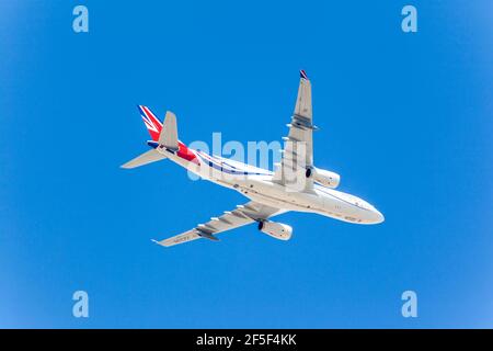 Der VIP Airbus A330 der Royal Air Force (RAF Voyager) fliegt über Athen, Griechenland, während der Parade zum 200. Jahrestag des griechischen Unabhängigkeitskrieges. Stockfoto