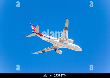 Der VIP Airbus A330 der Royal Air Force (RAF Voyager) fliegt über Athen, Griechenland, während der Parade zum 200. Jahrestag des griechischen Unabhängigkeitskrieges. Stockfoto