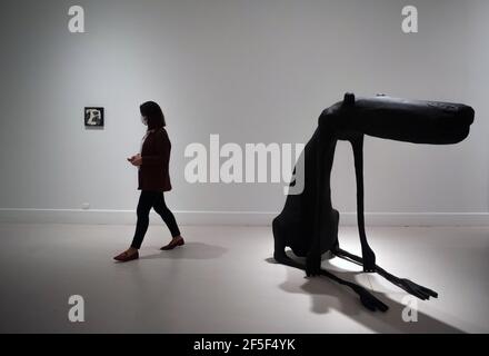 Malaga, Spanien. März 2021, 26th. Eine Frau, die an einer Skulptur vorbeigeht, die während der Eröffnung der Ausstellung im Zentrum für zeitgenössische Kunst ausgestellt wurde.der spanische Künstler Rafael Macarron zeigt seine erste Einzelausstellung "Quince" in einem spanischen Museum mit fünfzehn Werken, Gemälden, Zeichnungen und großformatigen Bronzeskulpturen. Er nahm an kollektiven und individuellen Ausstellungen in Spanien und anderen Ländern Teil. Die Ausstellung läuft vom 26th. März bis zum 6th. Juni 2021. (Foto von Jesus Merida/SOPA Images/Sipa USA) Quelle: SIPA USA/Alamy Live News Stockfoto