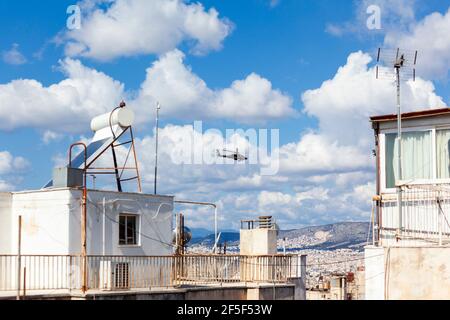 ΑΗ-64 Apache Hubschrauber fliegen in Formation über der Stadt Athen, während der Parade für die 200 Jahre des griechischen Unabhängigkeitskrieges. Stockfoto