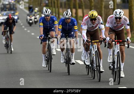 Französisch Florian Senechal von Deceuninck - Quick-Step, Tschechisch Zdenek Stybar von Deceuninck - Quick-Step, Belgier Greg Van Avermaet von AG2R Citroen Team und Stockfoto