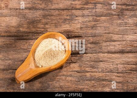 Bio natürliche Kichererbsenmehl in Holzlöffel - Cicer arietinum Stockfoto
