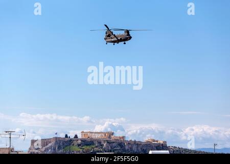 Boeing CH-47 Chinook Hubschrauber fliegen über Akropolis, Athen, während der Parade zu den 200 Jahren des griechischen Unabhängigkeitskrieges (25 1821.-2021. März) Stockfoto