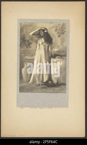 Modell in klassischem Kostüm. Louis Fleckenstein (Amerikanisch, 1866 - 1943) Stockfoto