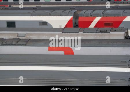 Moskau, Russland - 26. März 2021: Eisenbahnwaggons in der Reihe stehen in der Nähe des Bahnhofs Moskwa-Passaschirskaja in der Stadt Moskau. Hochwertige Fotos Stockfoto