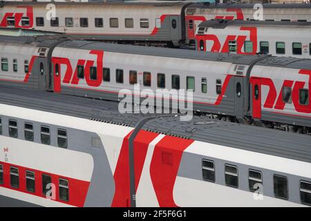 Moskau, Russland - 26. März 2021: Eisenbahnwaggons in der Reihe stehen in der Nähe des Bahnhofs Moskwa-Passaschirskaja in der Stadt Moskau. Hochwertige Fotos Stockfoto